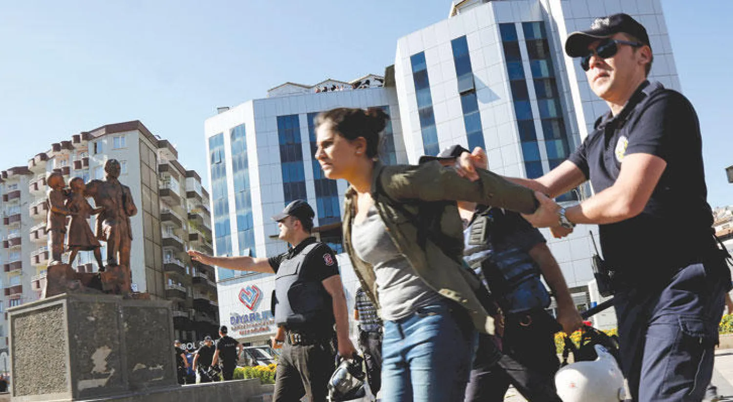 شرطة مكافحة الشغب التركية تعتقل متظاهرة ضد سحب تراخيص المعلمين والأساتذة لعلاقاتهم المزعومة مع مسلحين أكراد في ديار بكر أمس (رويترز)