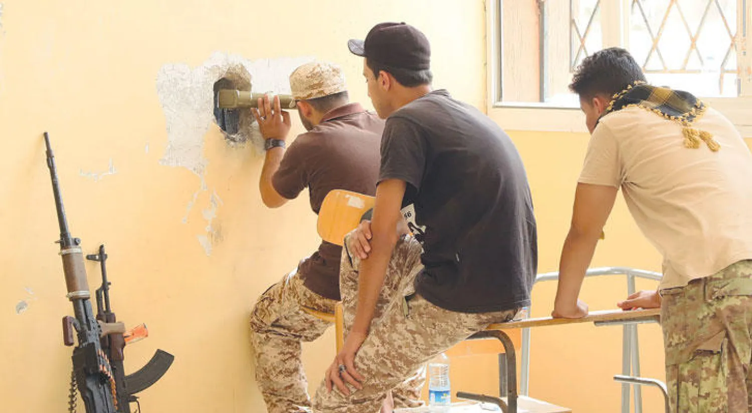 عناصر من القوات الموالية للحكومة خلال مواجهات مع أتباع داعش (أ.ف.ب)