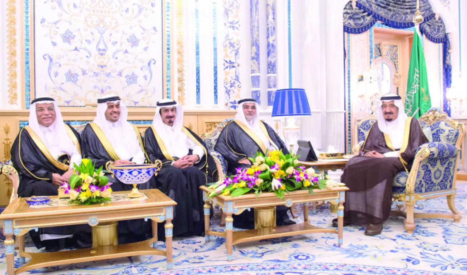 الملك سلمان بن عبد العزيز خلال استقباله سفراء السعودية الجدد لدى بعض الدول الذين أدوا القسم أمامه (واس)