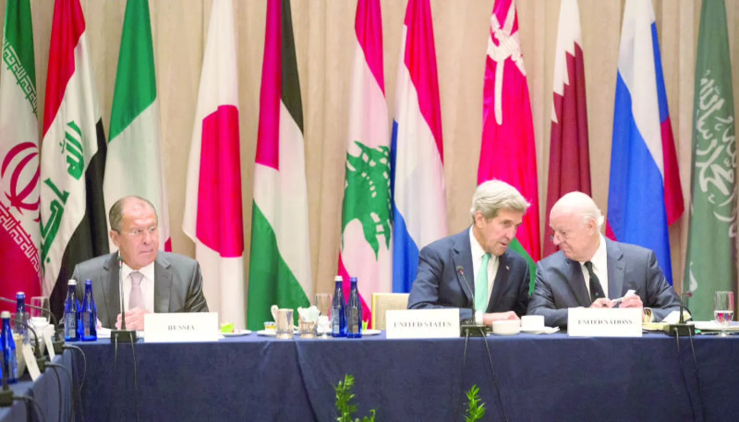 كيري ولافروف ودي ميستورا خلال اجتماع مجموعة دعم سوريا في نيويورك أمس (أ.ب)