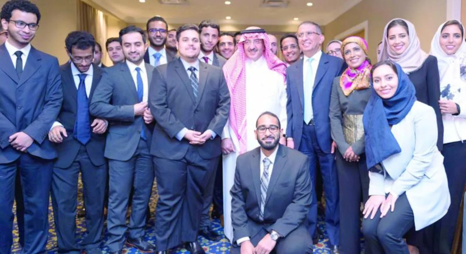الأمير محمد بن نايف في صورة تذكارية تجمعه بالطلبة السعوديين المبتعثين إلى أميركا والمتميزين علميًا في مختلف المجالات (واس)