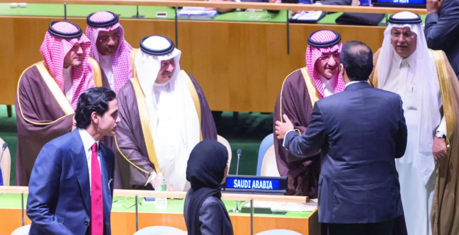 ولي العهد السعودي يصافح أحد المشاركين في فعاليات الجمعية العامة قبل انطلاق أعمالها (واس)