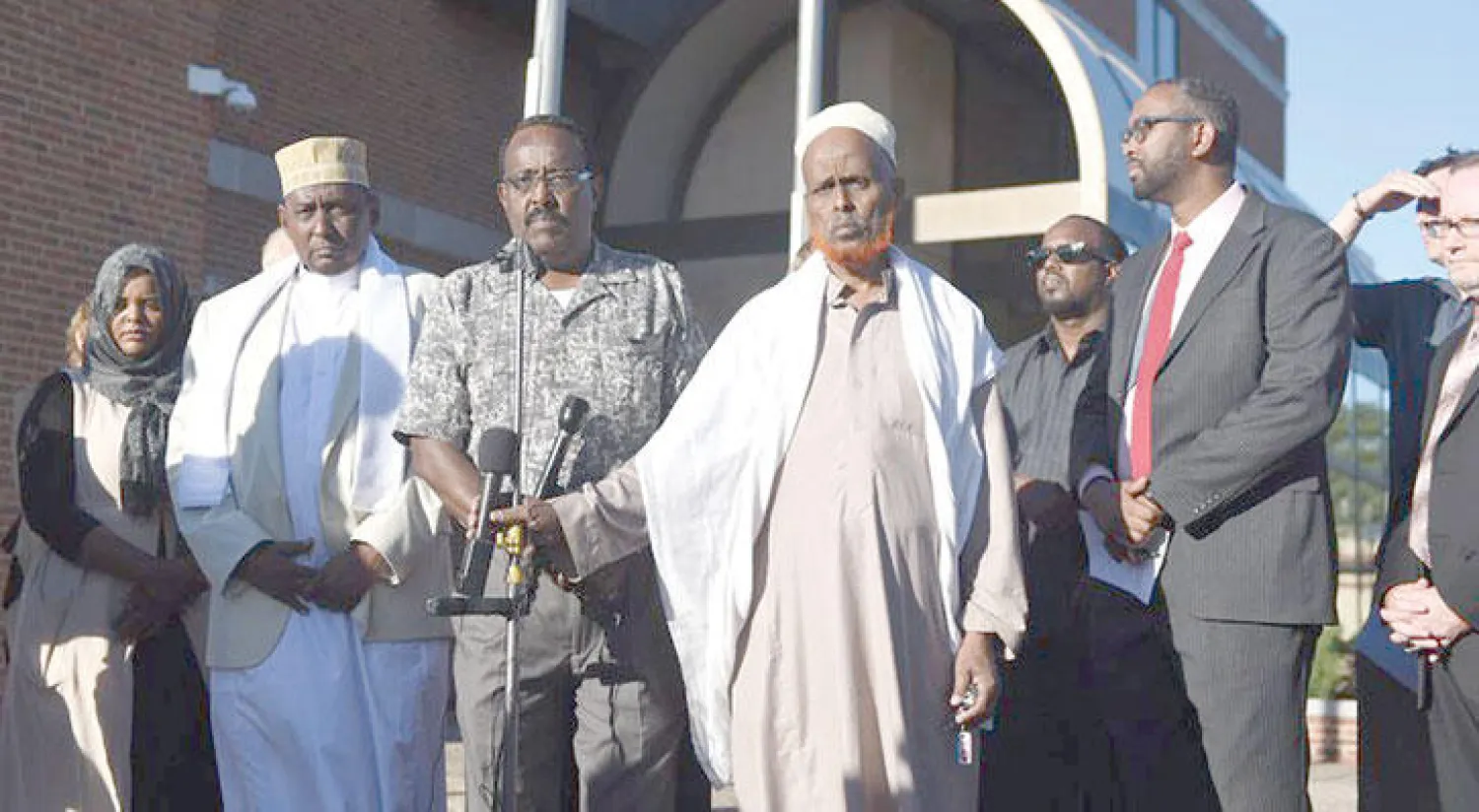 الزعماء المحليون للجالية الصومالية في سانت كلاود بمينيسوتا يتجمعون عقب انتشار خبر الاعتداء الذي نفذه ضاهر عدن «نيويورك تايمز»