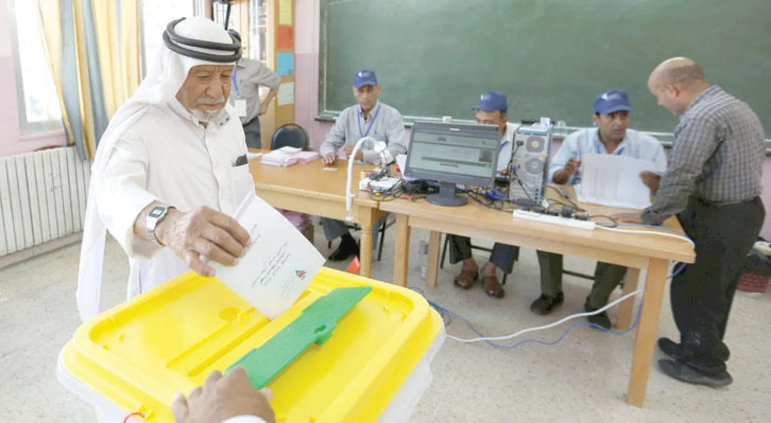 ناخب أردني يدلي بصوته في أحد مكاتب الاقتراع في عمان أمس (رويترز)