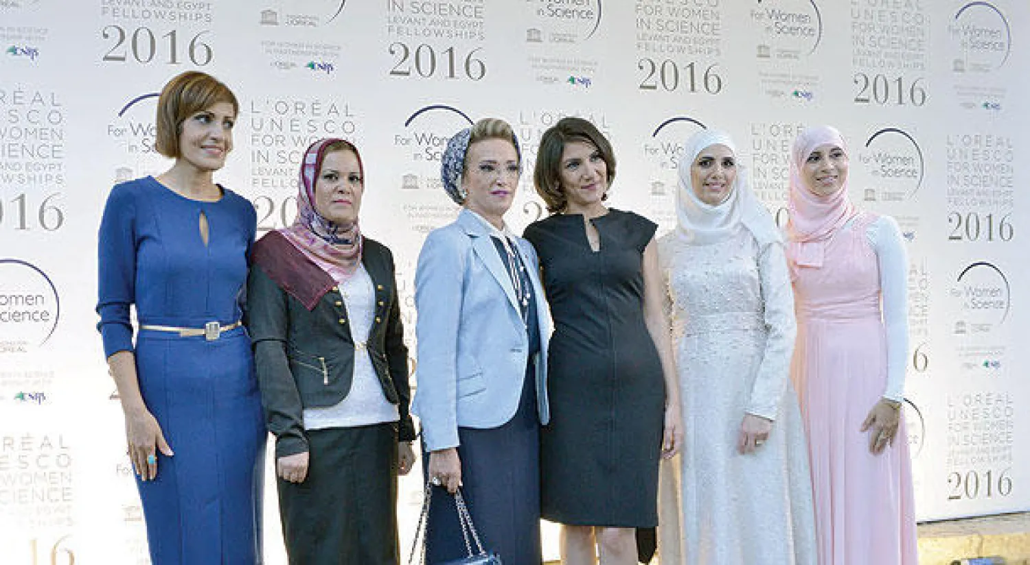 النساء الخمس أثناء تكريمهن من قبل منظمة اليونيسكو ({الشرق الأوسط})