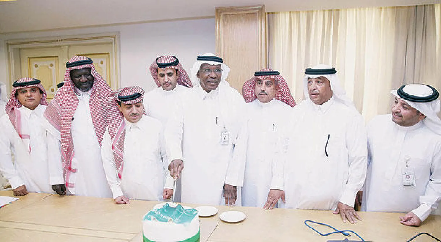 أعضاء اتحاد الكرة يقطعون حلوى بمناسبة اليوم الوطني للمملكة («الشرق الأوسط»)