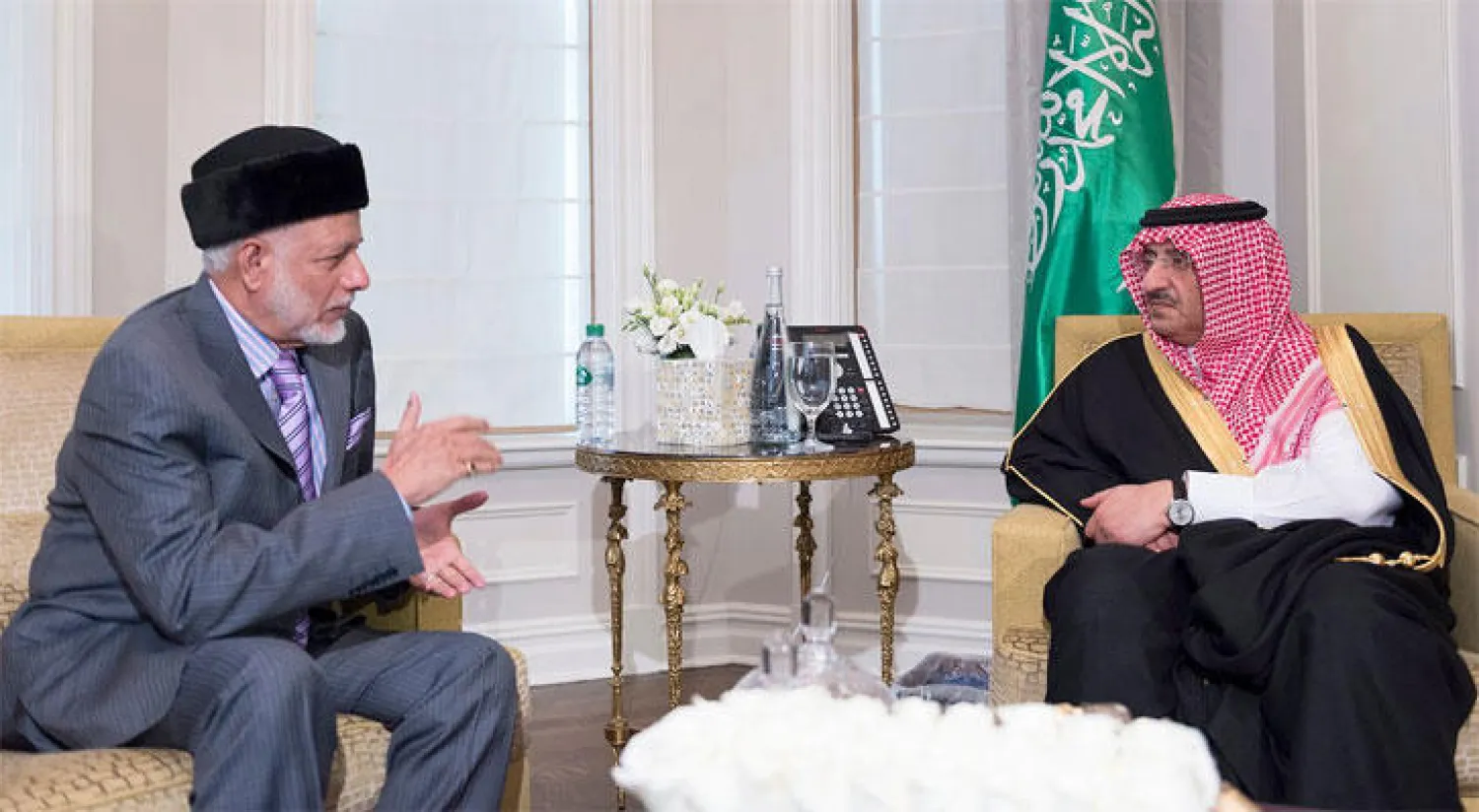 ولي العهد السعودي يلتقي وزير الشؤون الخارجية العماني