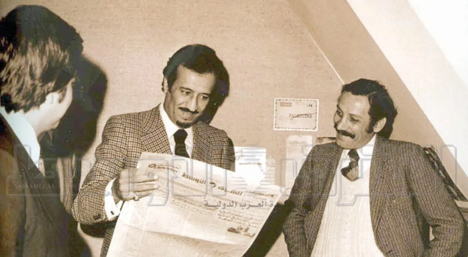 الملك سلمان يتصفح عددا من صحيفة «الشرق الأوسط» في بداية انطلاقتها من العاصمة البريطانية لندن