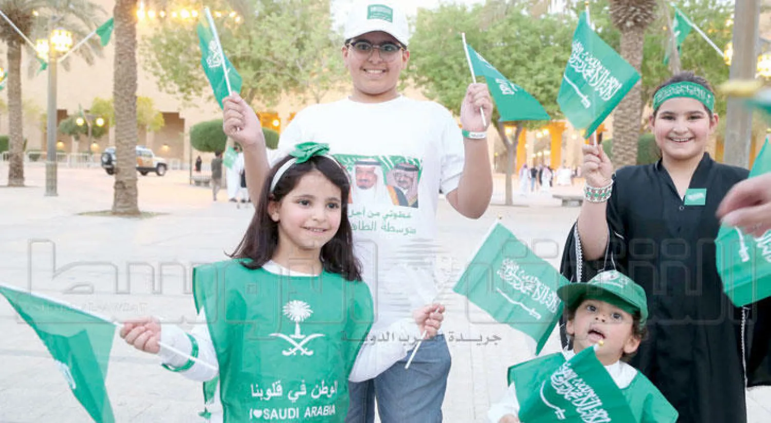 أطفال سعوديون يلوحون بالعلم السعودي احتفالاً باليوم الوطني (تصوير: أحمد فتحي)