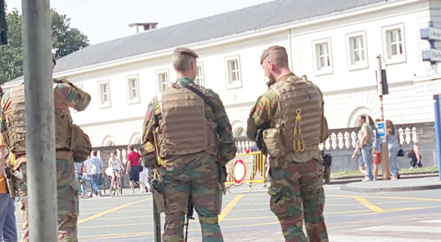 عناصر الشرطة والجيش يحملون السلاح في شوارع بلجيكا أصبح أمرًا معتادًا في أعقاب تفجيرات بروكسل مارس الماضي ({الشرق الأوسط})