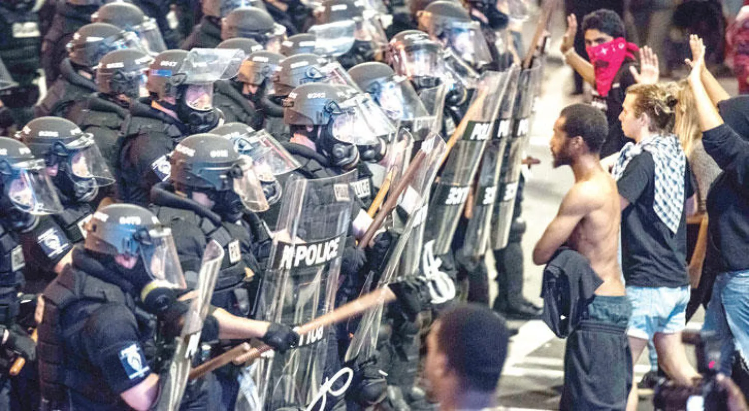 جانب من المظاهرات المنددة بعنف الشرطة في مدينة تشارلوت الأميركية أول من أمس (أ.ف.ب)