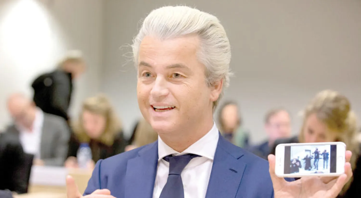 زعيم اليمين المتشدد خيرت فيلدرز المعروف بمواقفه من المهاجرين وخصوصًا من المسلمين في أولى جلسات الاستماع في القضية المرفوعة ضده في محكمة شخيبول الهولندية أمس (أ.ب)