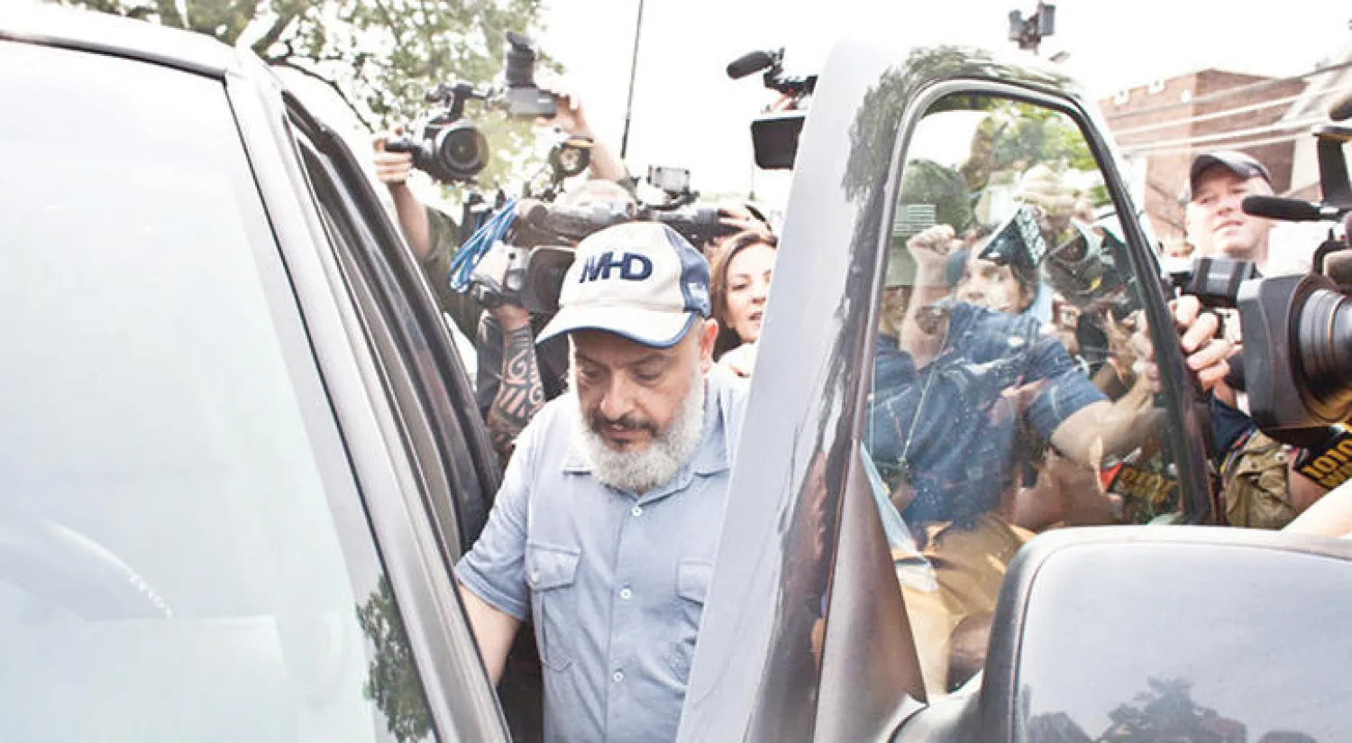 محمد خان رحمي والد منفذ هجمات نيويورك ونيوجيرسي تحيط به عدسات المصورين الصحافيين بعد اعتقال ابنه وتوجيه الاتهام له («نيويورك تايمز»)