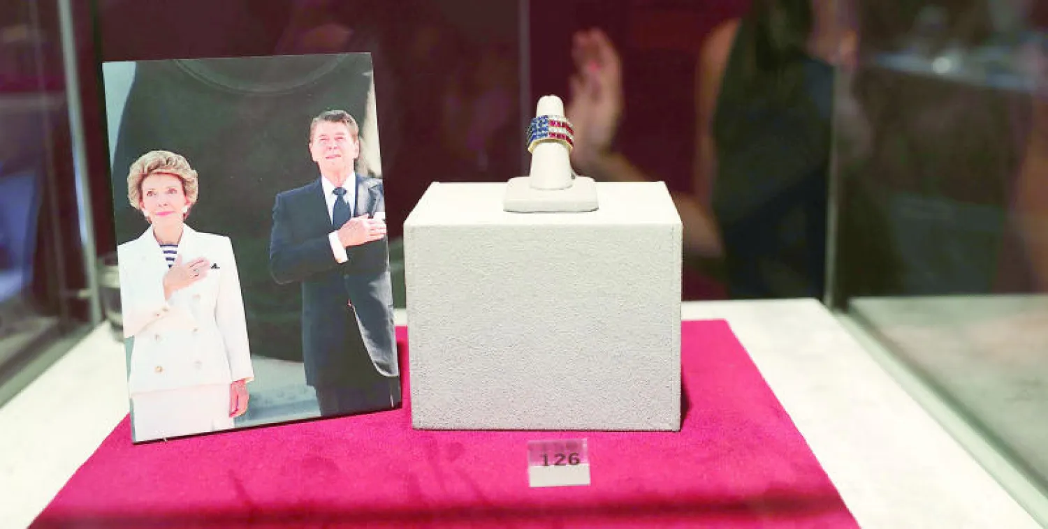 مقتنيات لريغان وزوجته تتجاوز التقديرات بعشرة أضعاف في مزاد