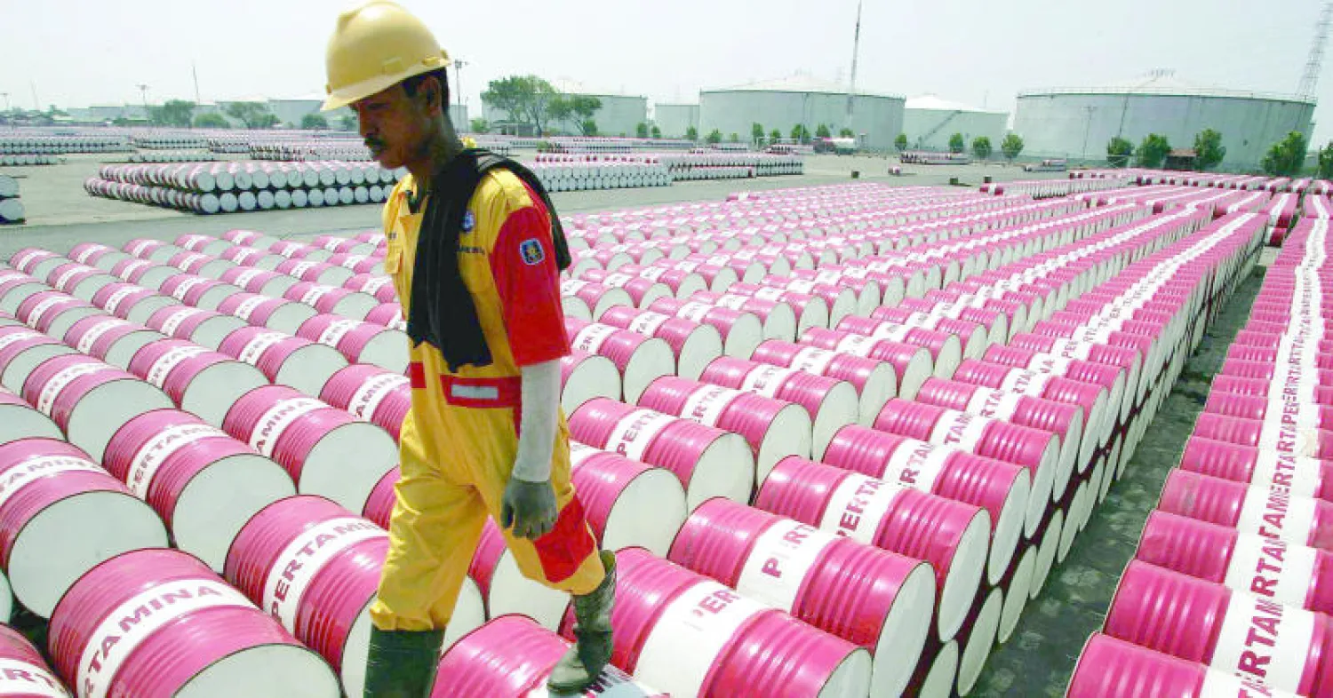 براميل نفط في أحد مواقع التنقيب (أ.ب)