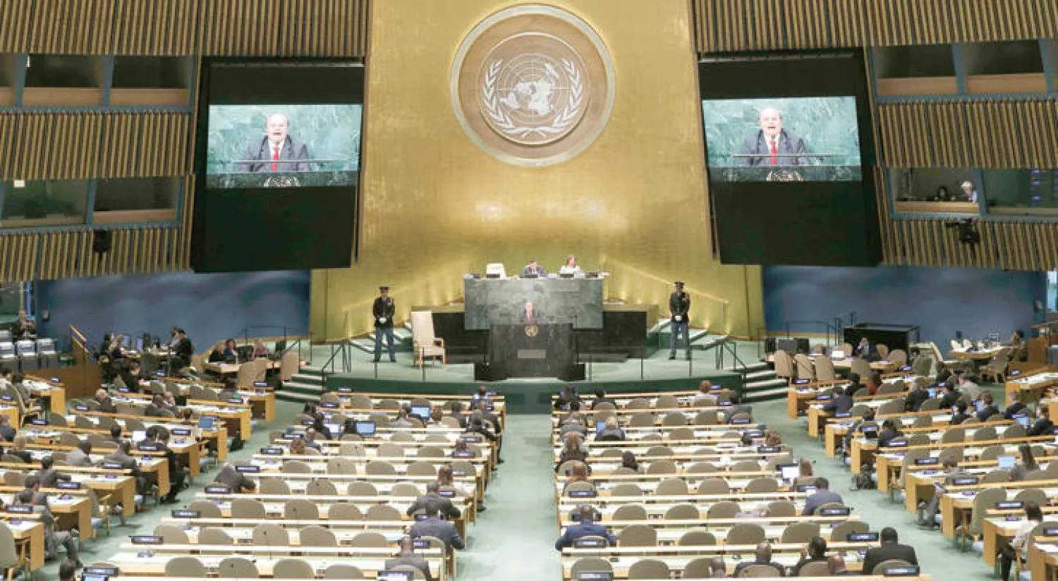 الرئيس اليمني عبد ربه هادي لدى إلقاء كلمته في اجتماعات الجمعية العامة للأمم المتحدة في نيويورك أمس (رويترز)