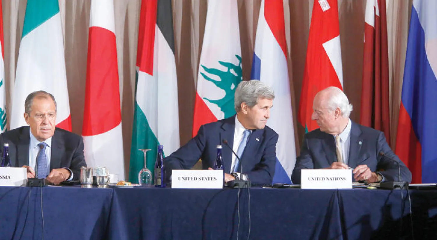 جانب من لقاء جون كيري وسيرغي لافروف ويبدو المبعوث الأممي إلى سوريا دي ميستورا إلى يسار كيري في نيويورك أمس (أ.ب)