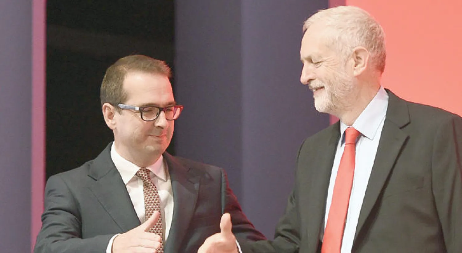 تتويج جيرمي كوربن (يمين) زعيما لحزب العمال ضد منافسه اوين سميث (ا.ف.ب)