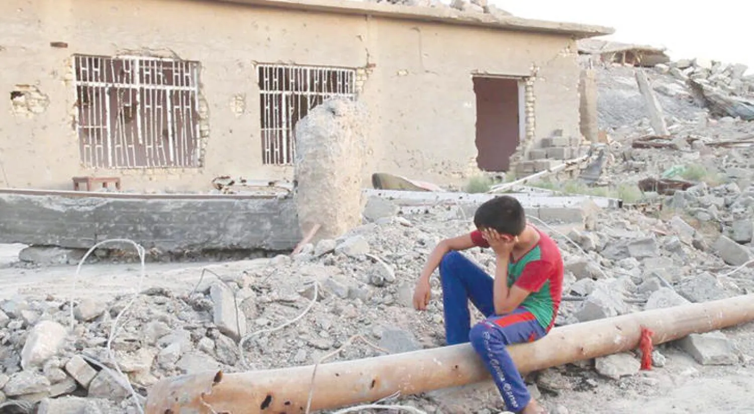 فتى يعاين أنقاض منزل عائلته المدمر في الرمادي («الشرق الأوسط»)