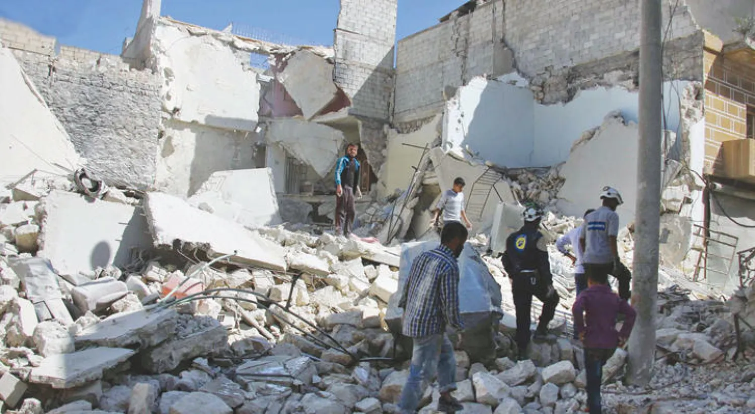 قوات الدفاع المدني (الخوذ البيضاء) هرعت إلى حي بستان القصر بحلب أمس بعد تدمير الطيران الروسي والأسدي مباني خلفت العديد من الضحايا المدنيين  (أ.ب)