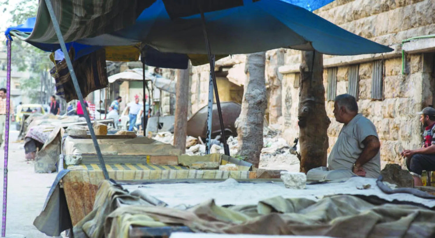 منذ استهداف الطيران الروسي ــ الأسدي لقافلة مساعدات من الأمم المتحدة وهي في طريقها إلى حلب في 19 من الشهر الحالي تعاني المدينة من نقص شديد في المواد الغذائية والأدوية (أ.ف.ب)