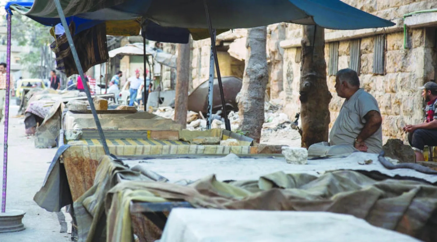 منذ استهداف الطيران الروسي ــ الأسدي لقافلة مساعدات من الأمم المتحدة وهي في طريقها إلى حلب في 19 من الشهر الحالي تعاني المدينة من نقص شديد في المواد الغذائية والأدوية (أ.ف.ب)