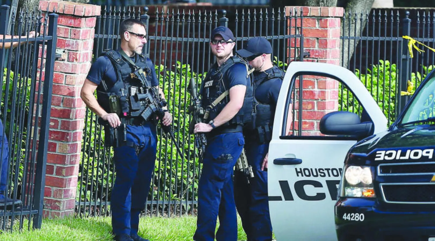 حضور أمني مكثف في منطقة تجارية عقب الهجوم في مدينة هيوستن الأميركية أمس (أ.ف.ب)