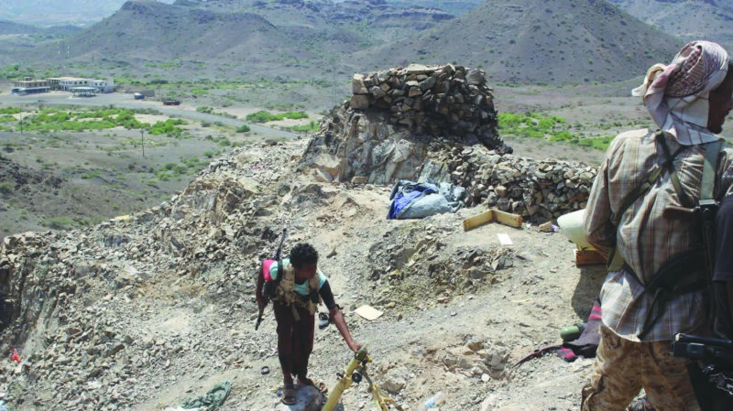 مقاتل موال للشرعية يستعد لإطلاق مقذوف في إحدى جبهات القتال بمنطقة كرش بين محافظتي لحج وتعز أمس («الشرق الأوسط»)