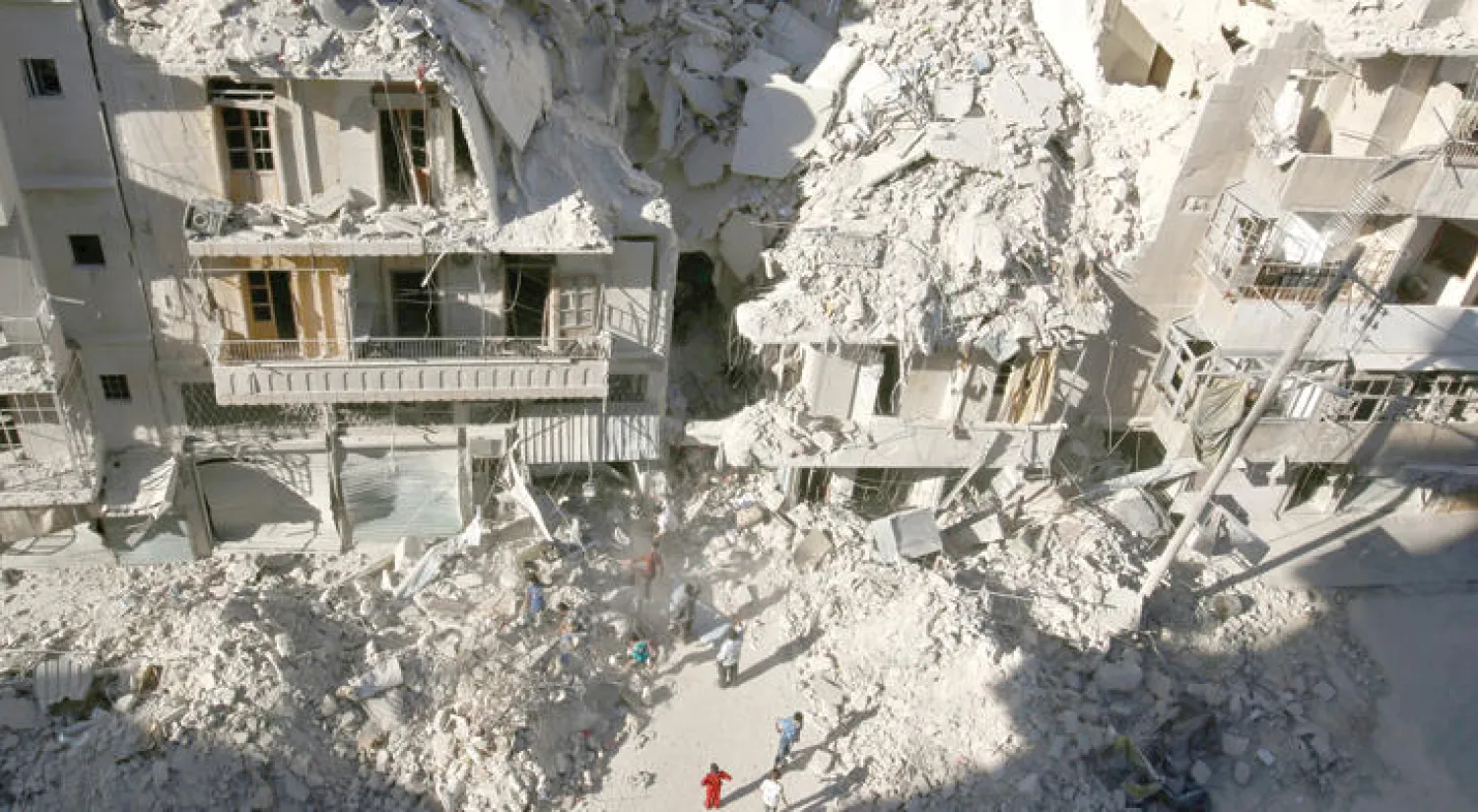 سكان حي طريق الباب في مدينة حلب، يحفرون تحت الأنقاض في بحث مستمر عن ناجين في موقع ضرب بغارة جوية من الطيران الروسي والأسدي أول من أمس (رويترز)