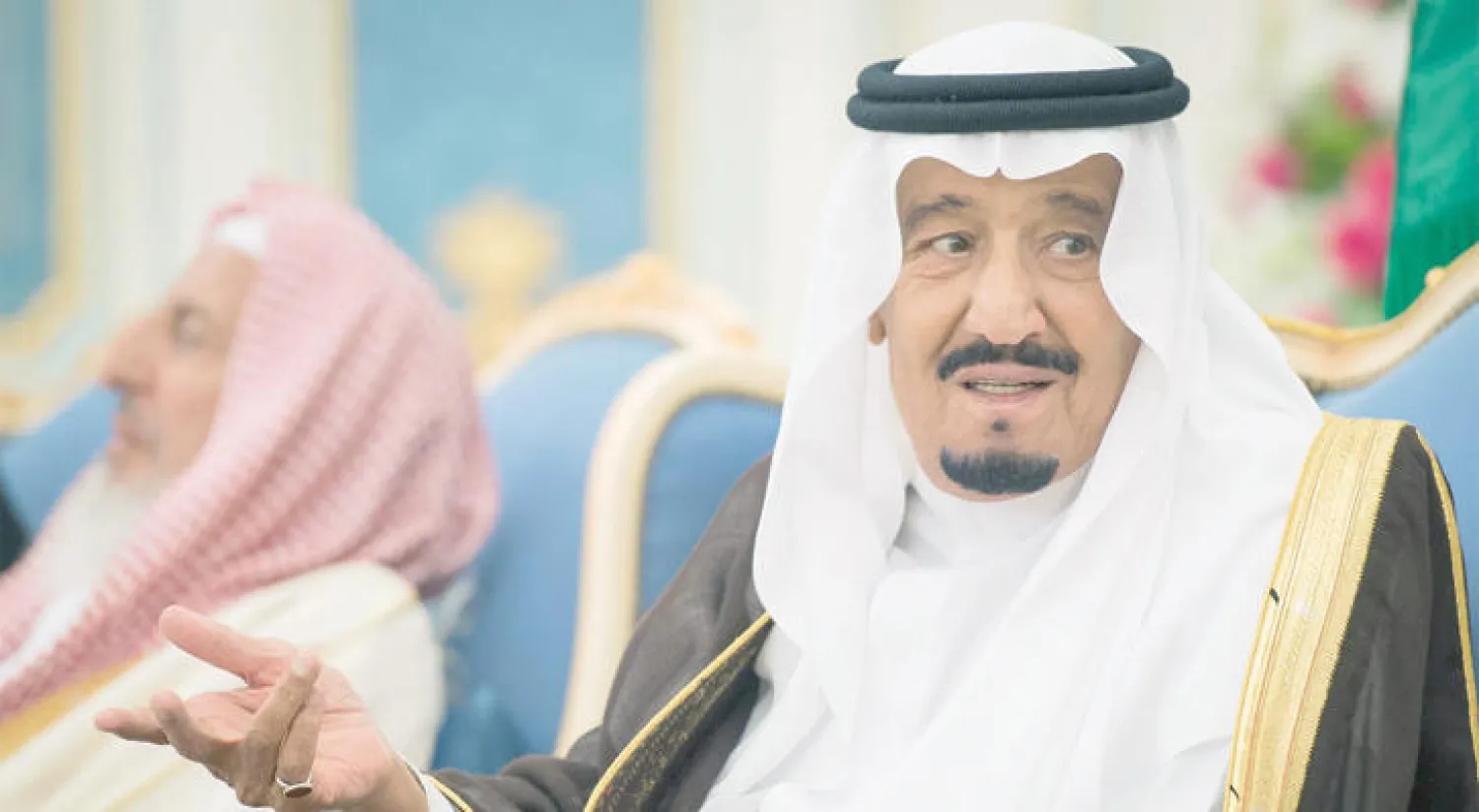 خادم الحرمين الشريفين الملك سلمان بن عبد العزيز لدى استقباله المواطنين يوم أمس في قصر اليمامة بالرياض (واس)