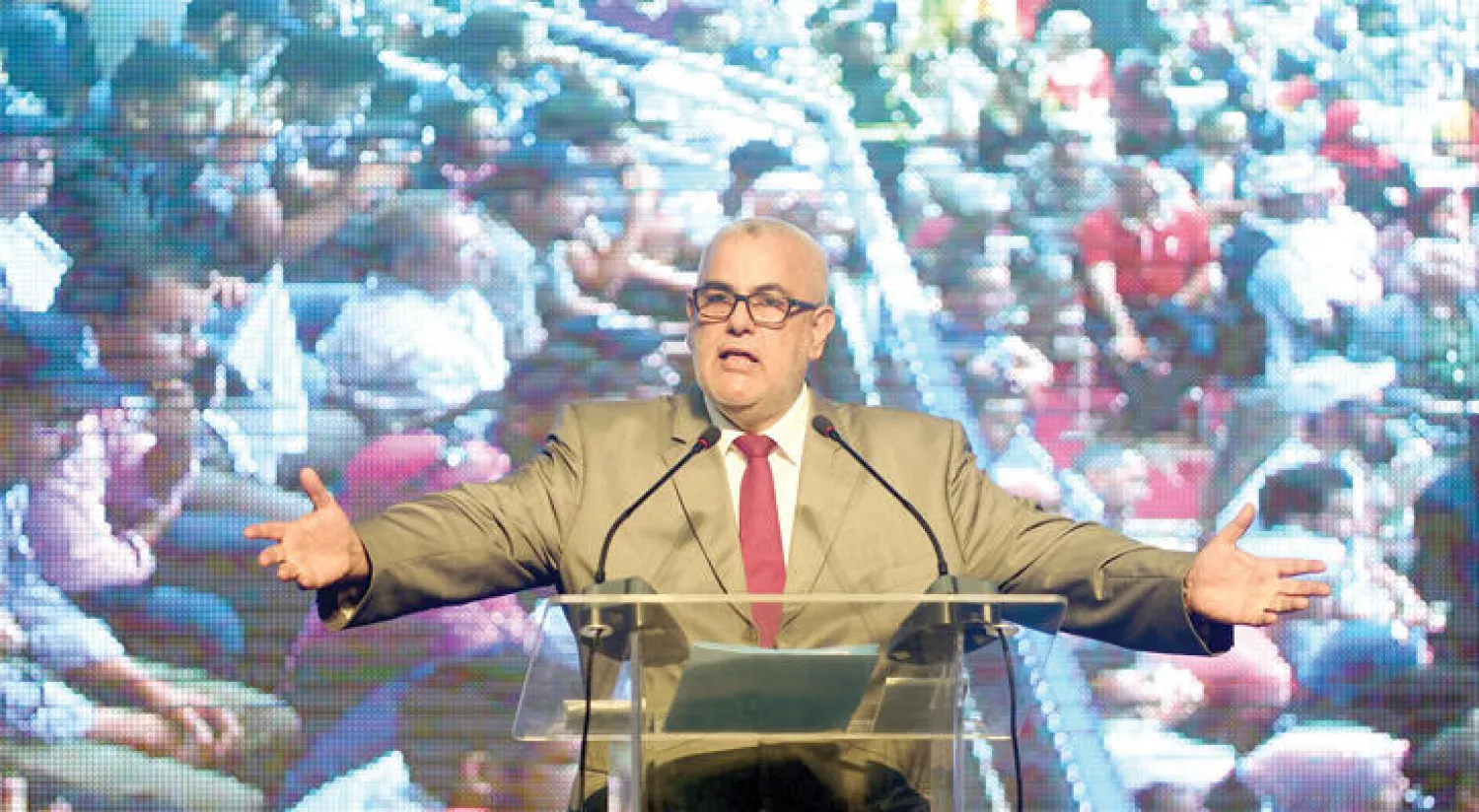 رئيس الحكومة عبد الإله ابن كيران الأمين العام لحزب العدالة والتنمية خلال إحدى الفعاليات الانتخابية بالرباط الأحد الماضي (إ.ب.أ)