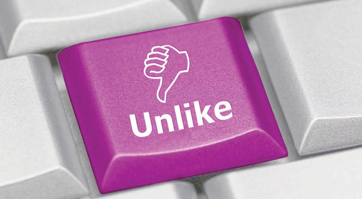 «فيسبوك» يعتذر لحذفه صفحات فلسطينية