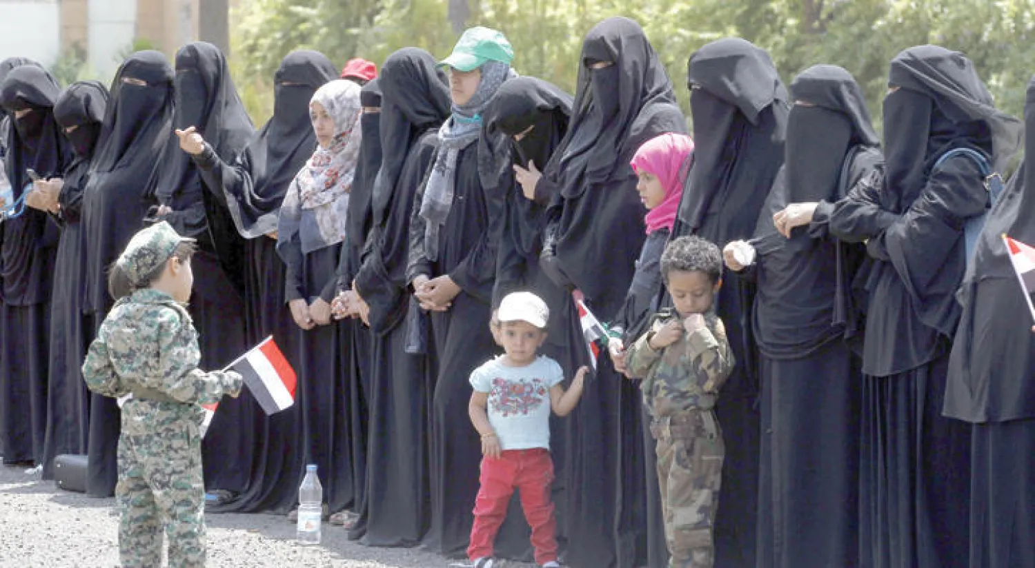 حشد حوثي واستغلال الأطفال والنساء في العاصمة اليمنية صنعاء (إ.ب.أ)