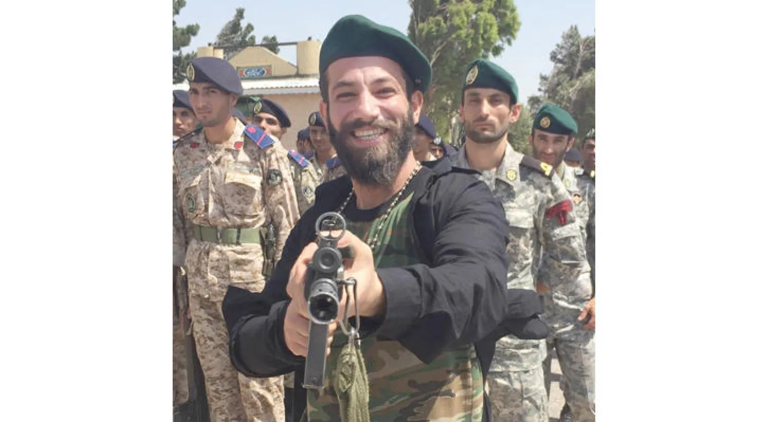 مغني الراب أمير تتلو أثناء تسجيل أغنية بين عناصر من القوات الخاصة في بحرية الجيش الإيراني