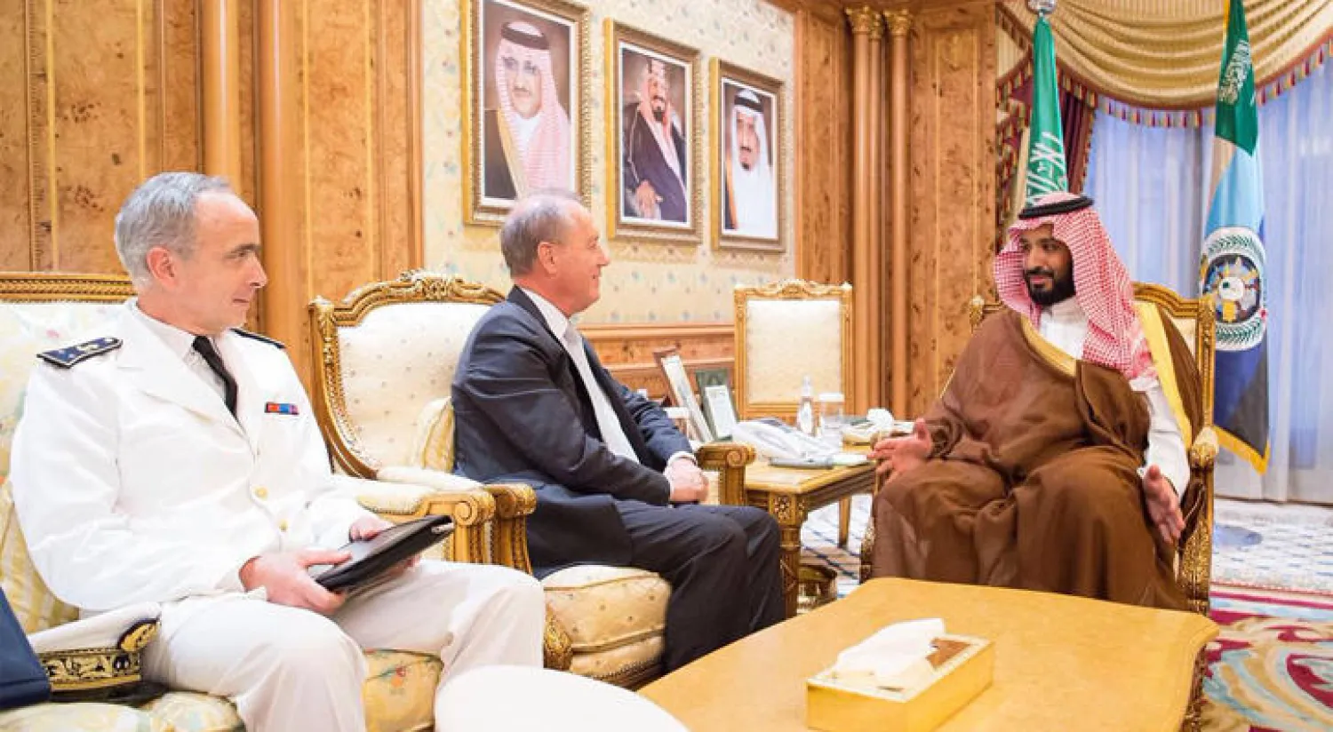 ولي ولي العهد السعودي يستعرض مع السفير الفرنسي المسائل ذات الاهتمام المشترك