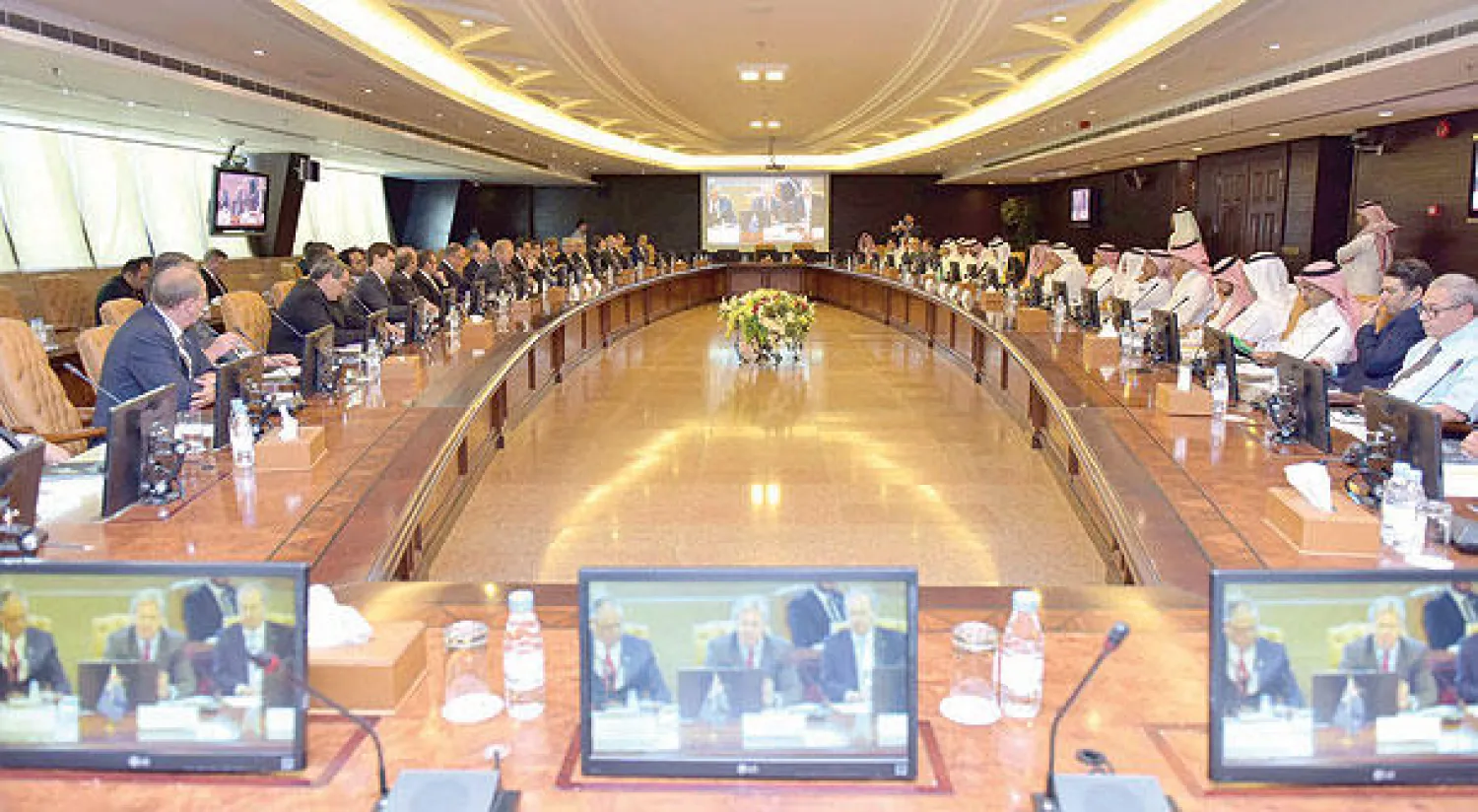 جانب من لقاء ماكلاي وزير التجارة النيوزيلندي والوفد المرافق له مع قطاع الأعمال السعودي بمجلس الغرف السعودية أمس («الشرق الاوسط»)