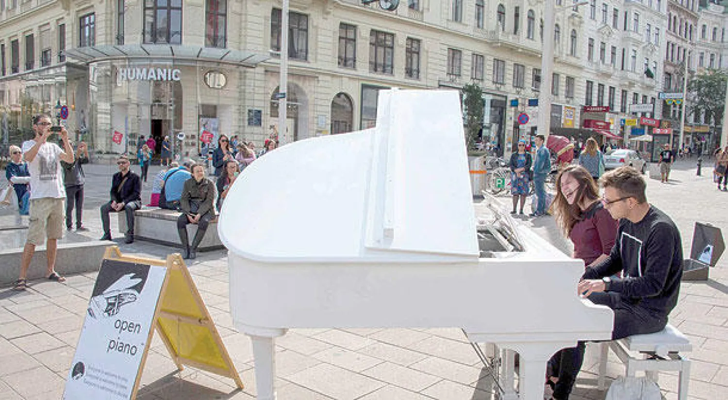 عزف على البيانو وسط فيينا من أجل دعم اللاجئين ودمجهم في المجتمعات المضيفة (أ.ف.ب)