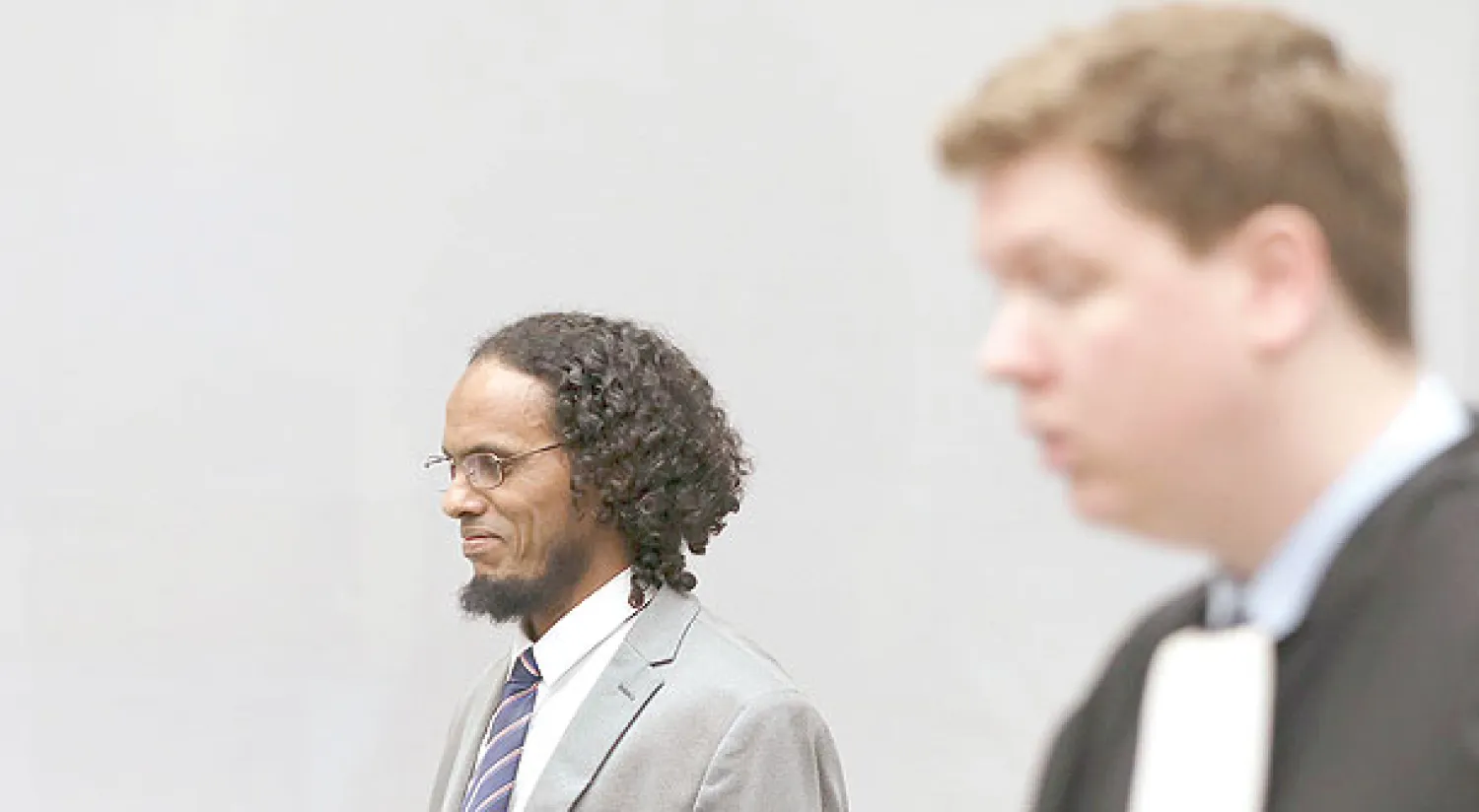 المتشدد المالي أحمد الفقي المهدي في المحكمة الجنائية الدولية في لاهاي قبل الحكم عليه بالسجن 9 سنوات بعد إدانته بتهمة تدمير أضرحة (أ.ب)