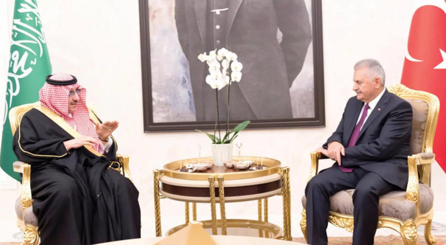 جلسة المباحثات التي أجراها الأمير محمد بن نايف ولي العهد السعودي بعد وصوله إلى أنقرة مع رئيس الوزراء التركي بن علي يلدريم (واس)