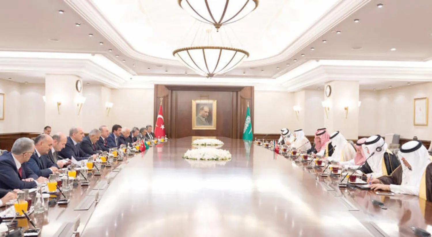 جانب من جلسة المباحثات الرسمية التي عقدها الأمير محمد بن نايف ورئيس الوزراء التركي (واس)