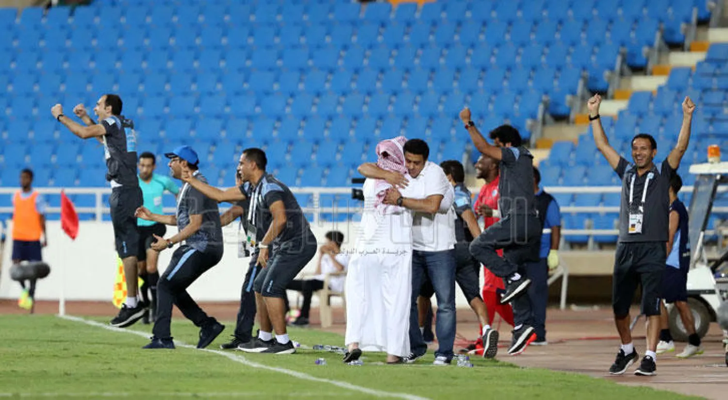 فرحة لاعبي الباطن بعد تجاوز التعاون بثنائية (تصوير : مشعل القدير)