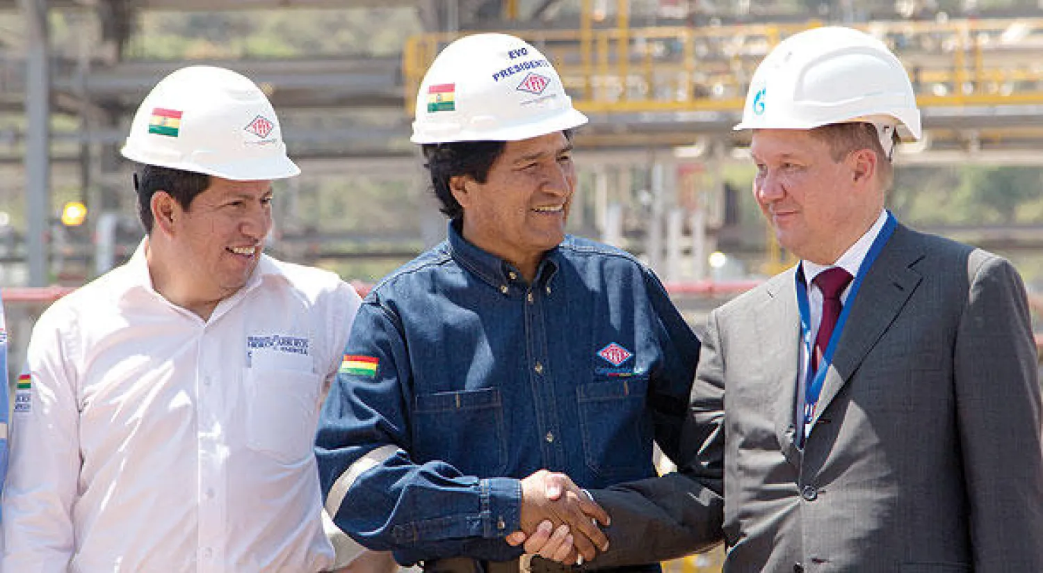 صورة تجمع الرئيس البوليفي إيفو موراليس يصافح أليكسي ميلر رئيس شركة غازبروم الروسية بعد افتتاح مجمع انكاهواسي للغاز (أ.ب)