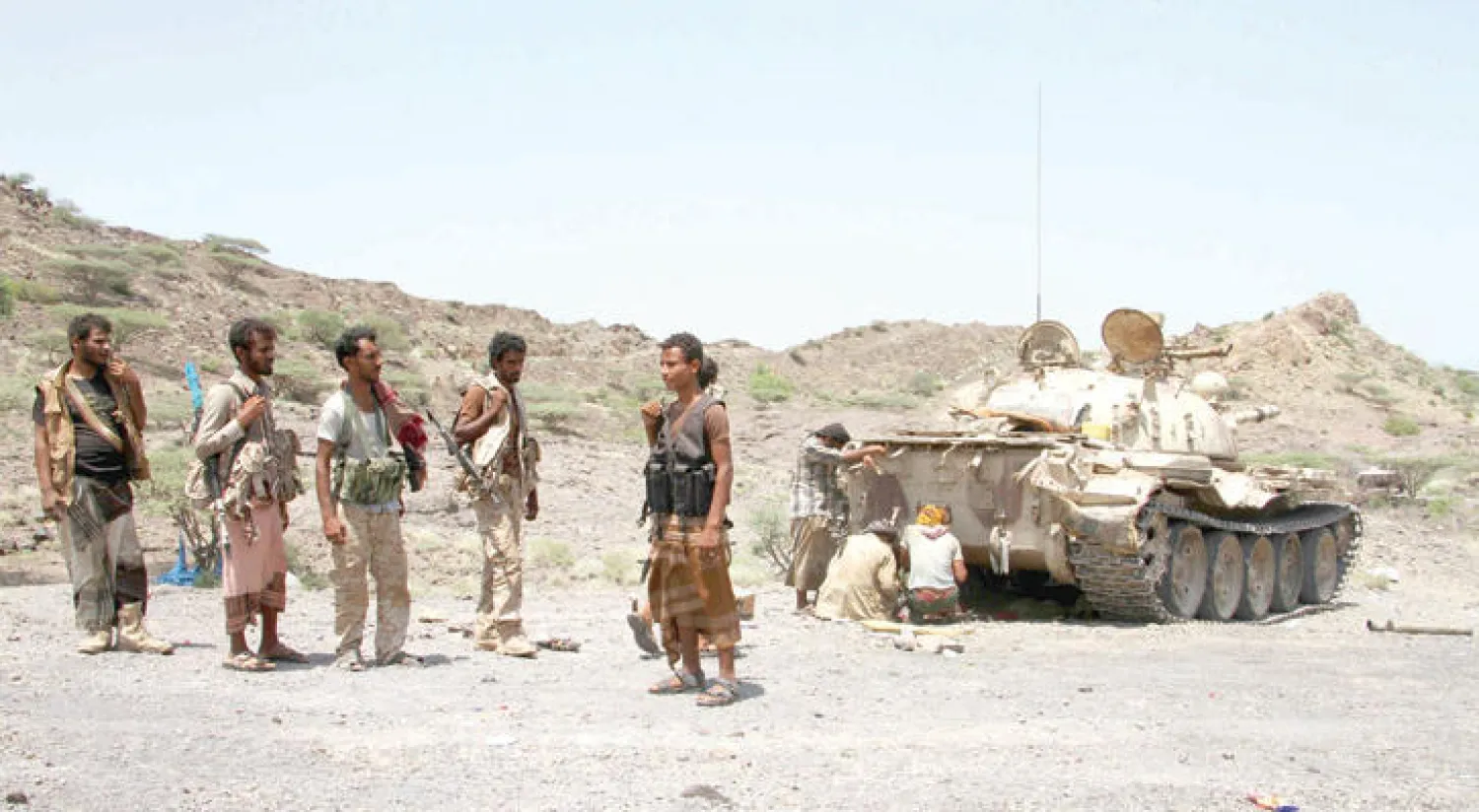 عناصر من قوات الجيش اليمني في إحدى جبهات القتال في تعز (أ.ف.ب)