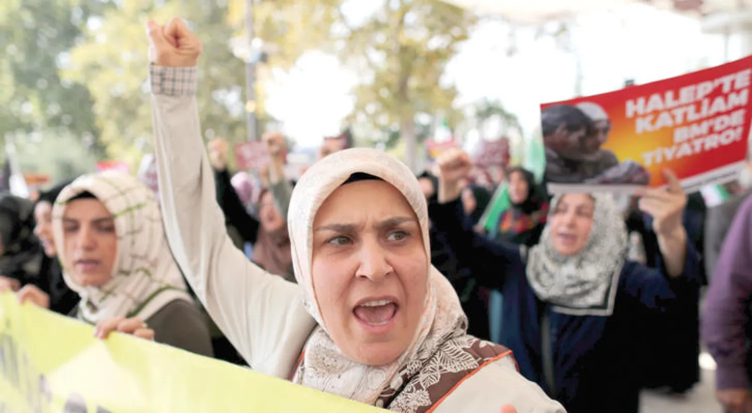 مظاهرة في اسطنبول تطالب بوقف المجازر في حلب أمس (إ.ب.أ)