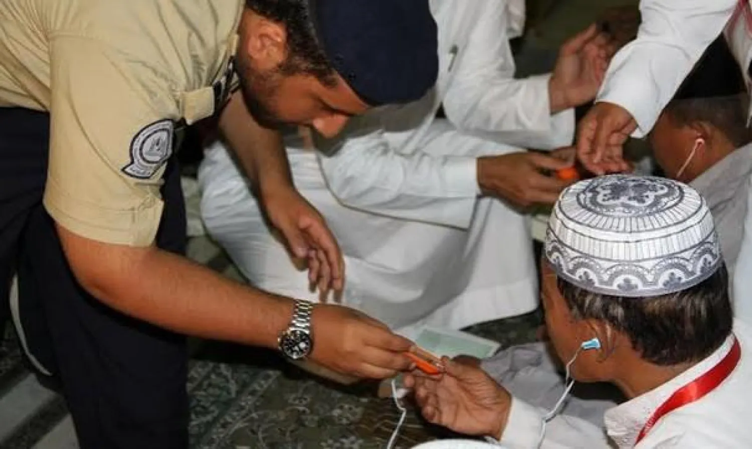 رئاسة المسجد النبوي توزع سماعات خاصة بالترجمة الفورية لخطبة الجمعة على المصلين