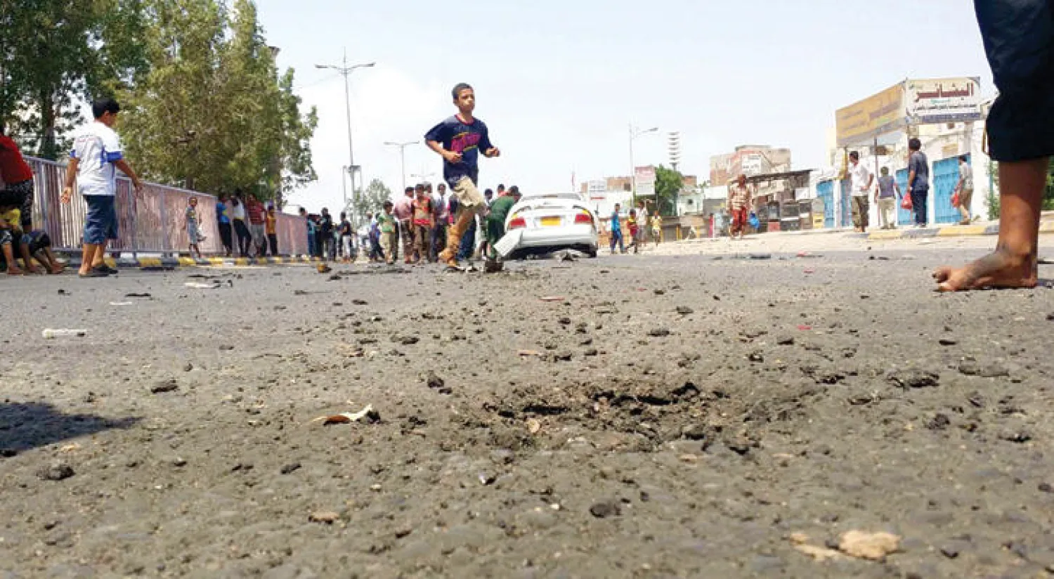 شظايا نجمت عن تفجير عبوة ناسفة استهدفت ضابطا أمنيا في عدن الخميس الماضي («الشرق الأوسط»)