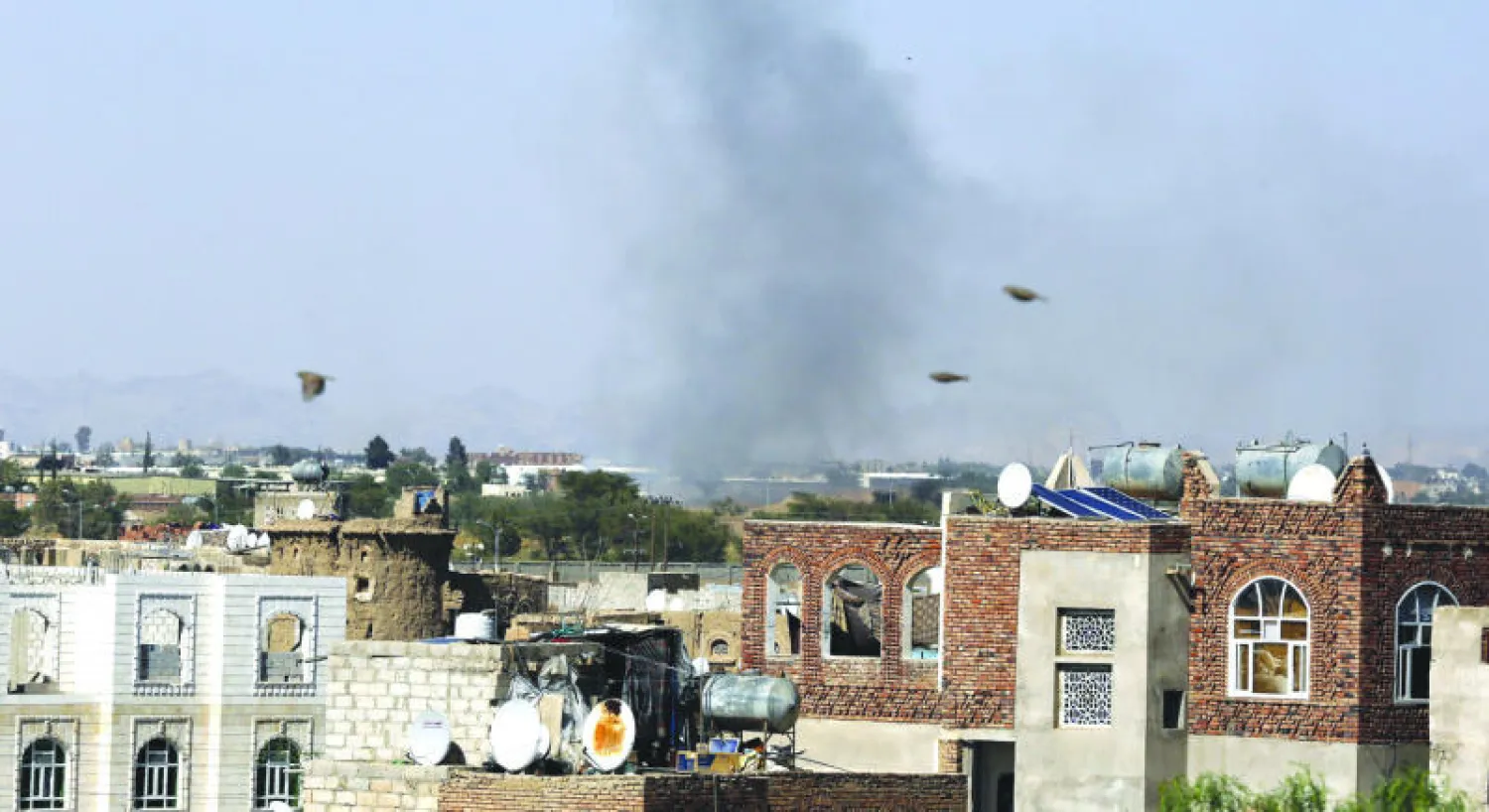 الدخان يتصاعد بعد غارات شنها التحالف على موقع عسكري للانقلابيين في صنعاء أمس (إ.ب.أ)