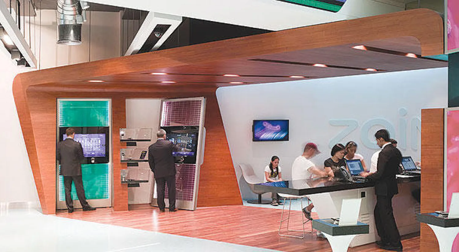 أحد محلات تليفونات «زين» في «سيف مول» في المنامة بالبحرين (غيتي)