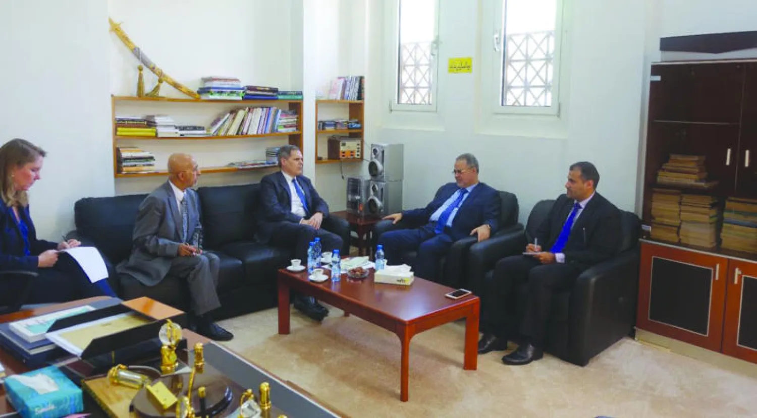 جانب من لقاء المخلافي مع سفير الولايات المتحدة لدى اليمن (سبأ)