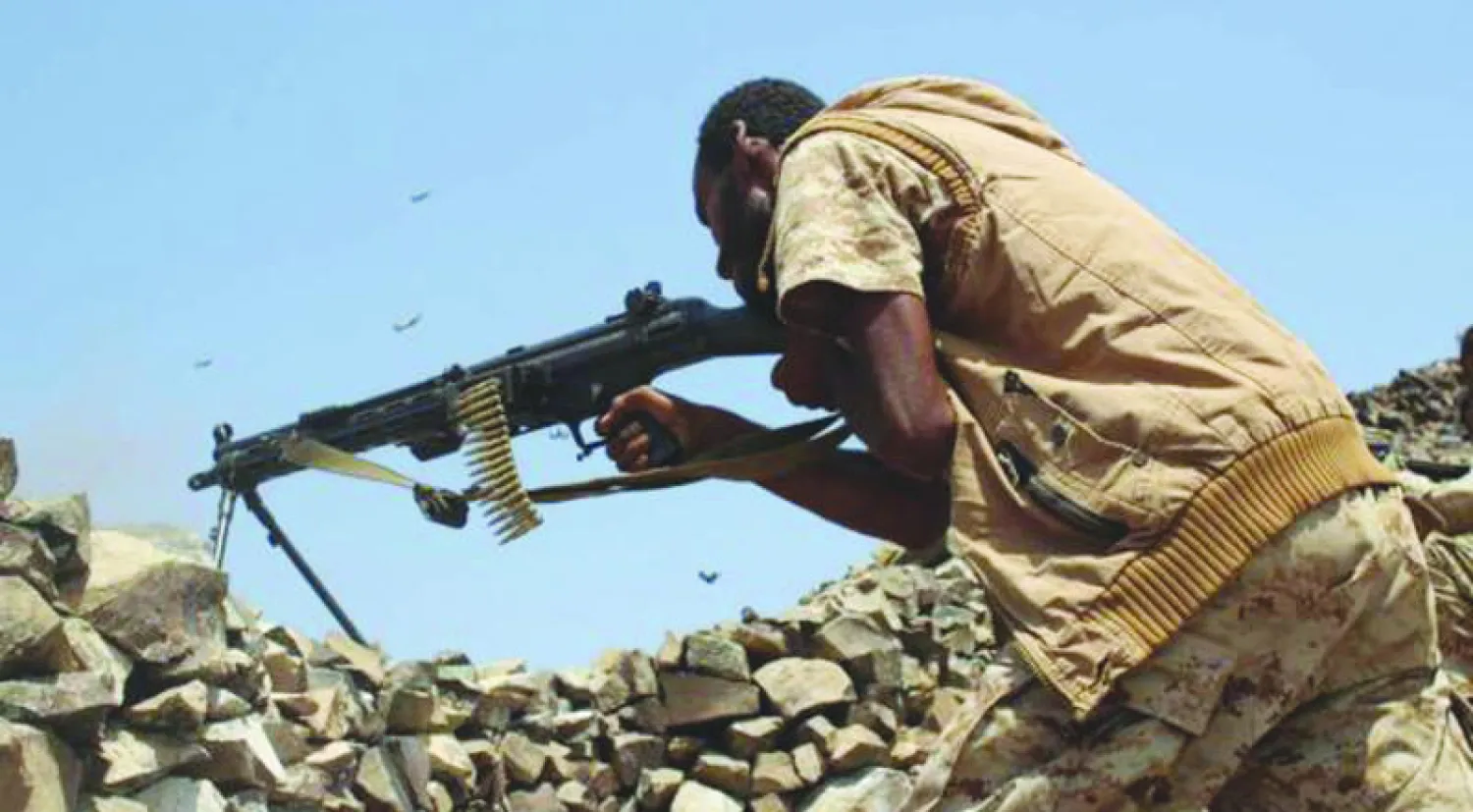 مقاتل في الجيش اليمني بإحدى جبهات كرش («الشرق الأوسط»)